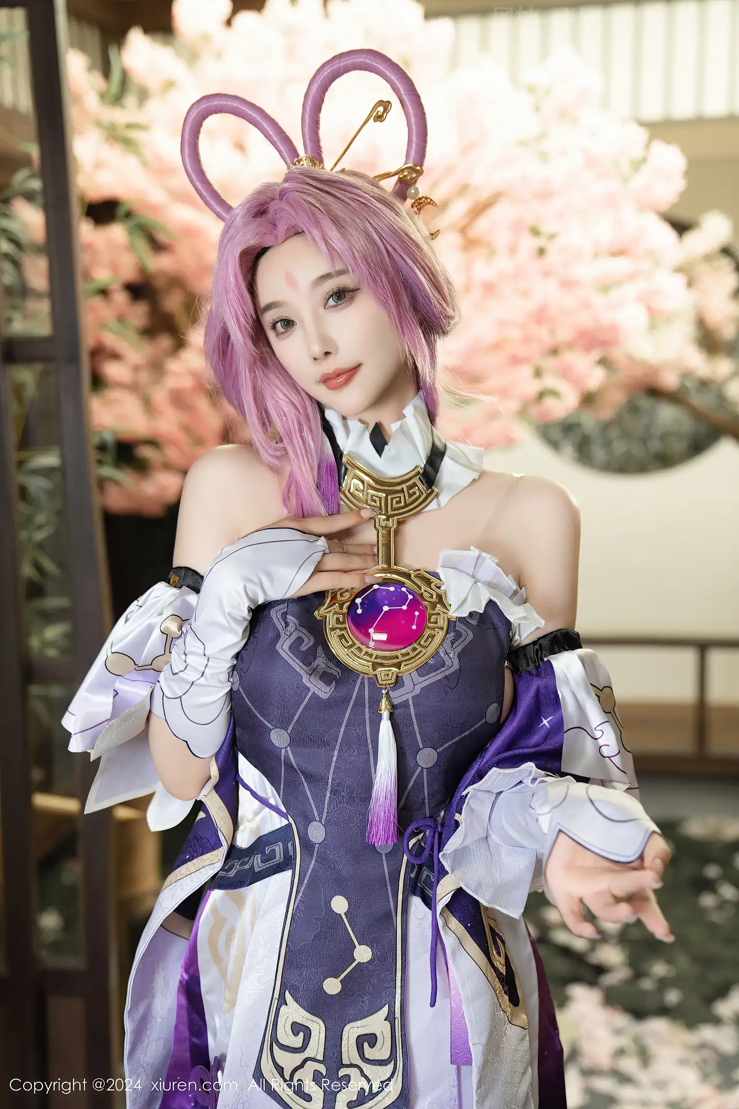 图片[2]-[XiuRen秀人网]VOL.8943 女神杨晨晨Yome性感紫色Cosplay服饰配白丝袜秀丰满身材诱惑写真79P-秀人网官方网站